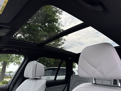 Used 2026 BMW X5 xDrive40i w/ Climate Comfort Package image 9