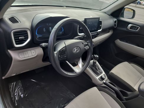 Used 2025 Hyundai Venue SEL image 19