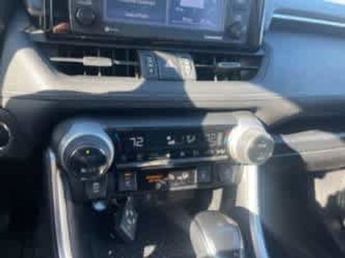 Used 2020 Toyota RAV4 XLE Premium image 31