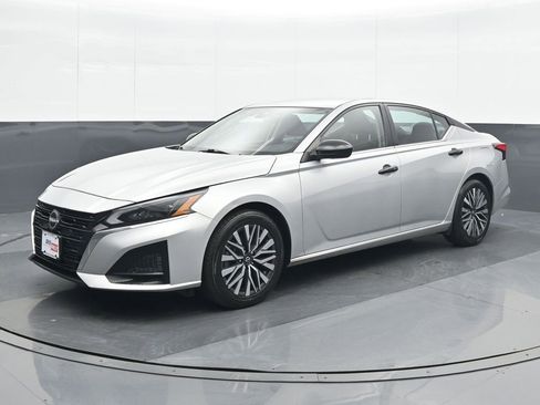 Used 2023 Nissan Altima 2.5 SV image 2