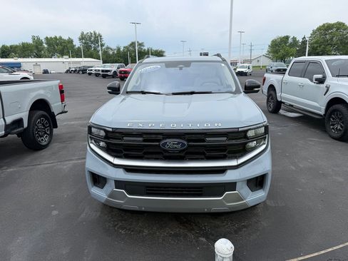 Used 2025 Ford Expedition Max Platinum w/ Driver's Package AWD/4WD image 2