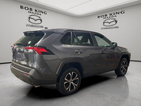 Used 2022 Toyota RAV4 LE AWD/4WD image 5