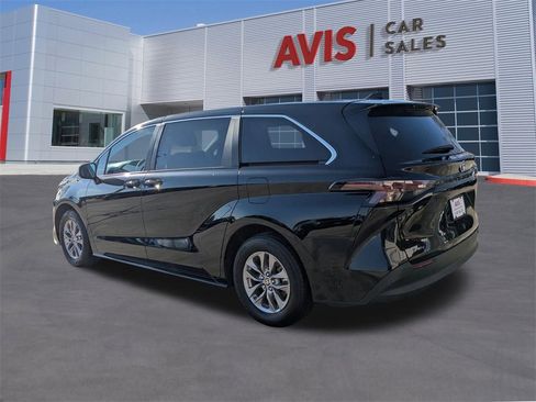 Used 2025 Toyota Sienna LE image 9