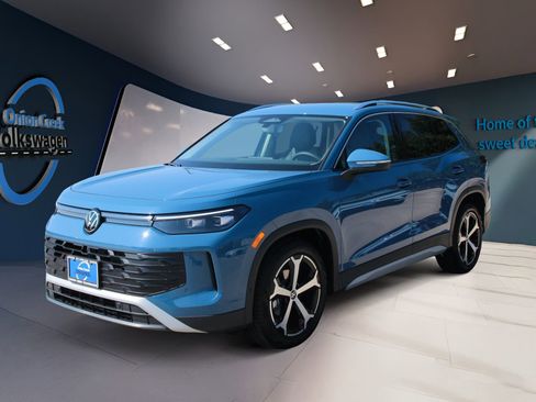 Certified 2025 Volkswagen Tiguan SE FWD image 7