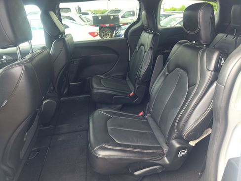 Used 2025 Chrysler Pacifica Select FWD image 9