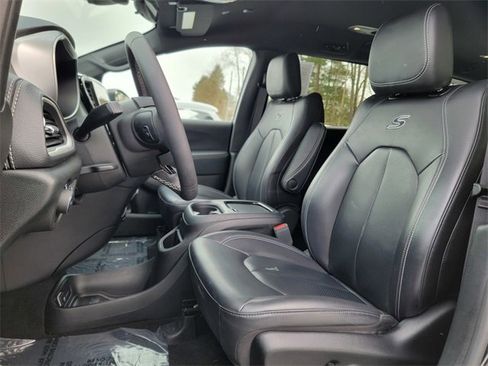 Certified 2023 Chrysler Pacifica Touring-L w/ S Appearance Package image 19