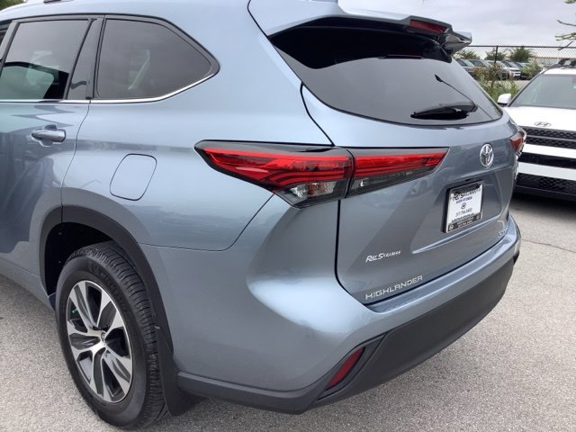 Used 2021 Toyota Highlander XLE AWD/4WD image 33