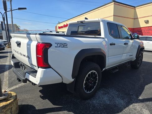 Used 2024 Toyota Tacoma TRD Off-Road w/ TRD Off Road Premium Package image 4