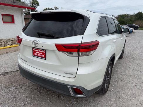 Used 2017 Toyota Highlander Limited Platinum FWD image 3