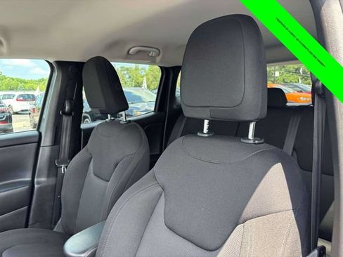 Used 2023 Jeep Renegade Latitude AWD/4WD image 6