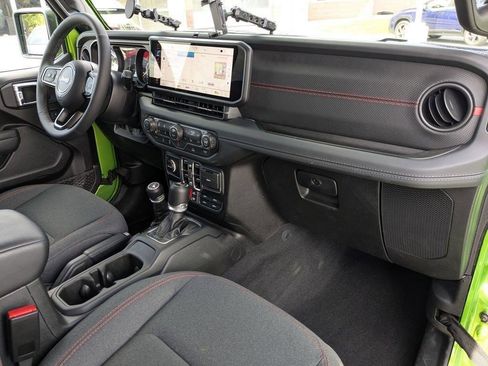 Used 2025 Jeep Wrangler Unlimited Rubicon w/ Convenience Group AWD/4WD image 29