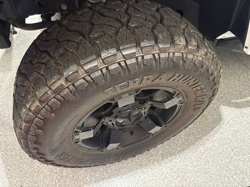 Used 2017 Jeep Wrangler Unlimited Sahara w/ Connectivity Group AWD/4WD image 7