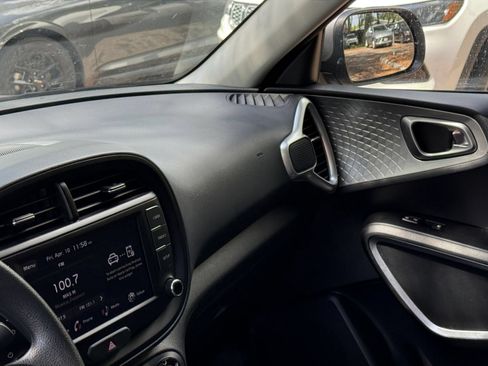Used 2025 Kia Soul LX w/ LX Technology Package FWD image 32