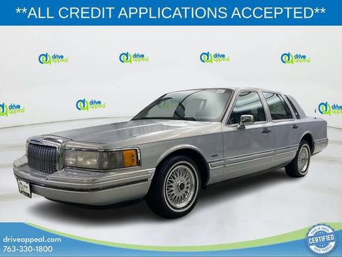 Used 1994 Lincoln Town Car Signature RWD image 2