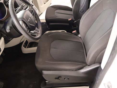 Used 2022 Chrysler Voyager LX image 10
