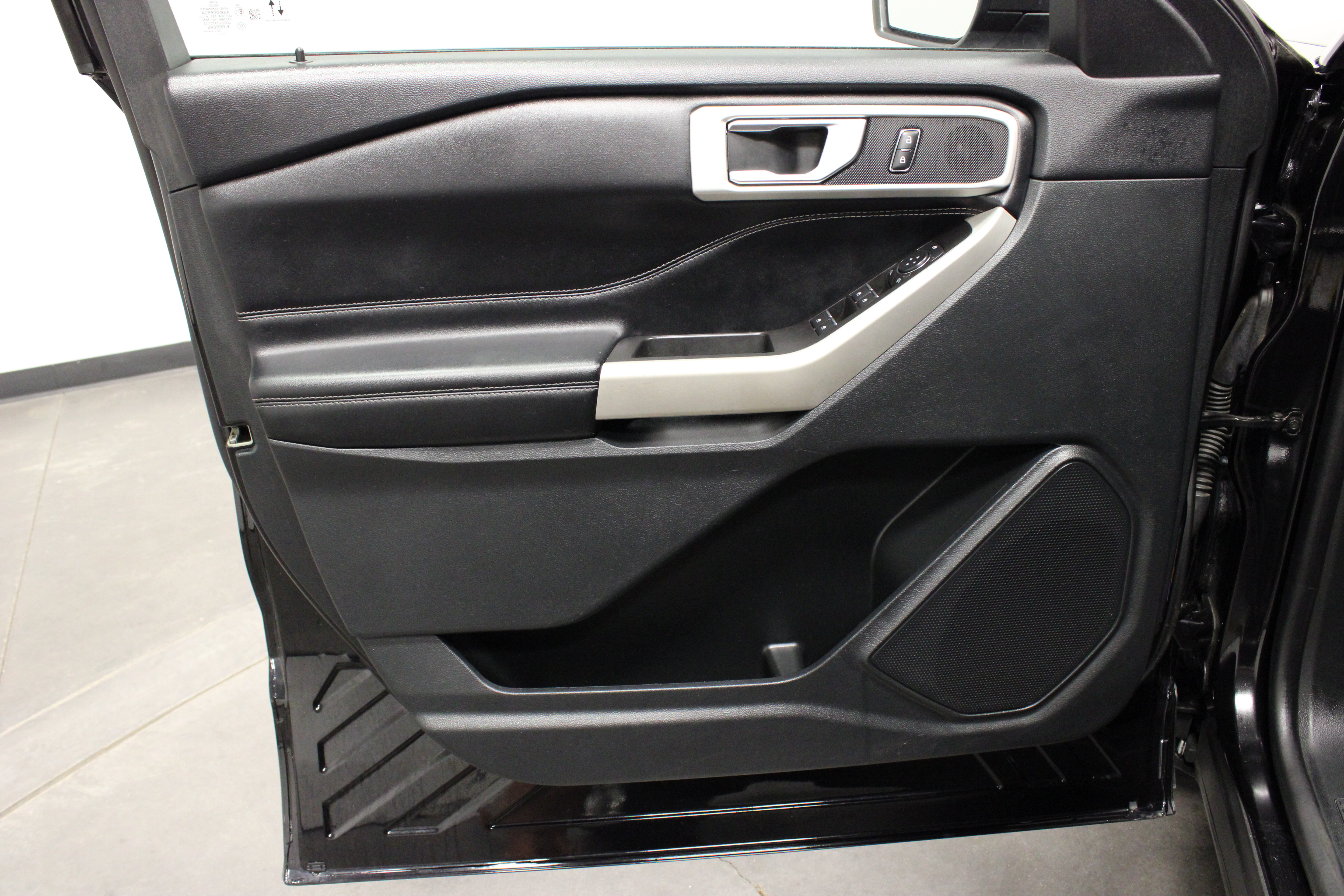 Used 2022 Ford Explorer XLT w/ Equipment Group 202A AWD/4WD image 13