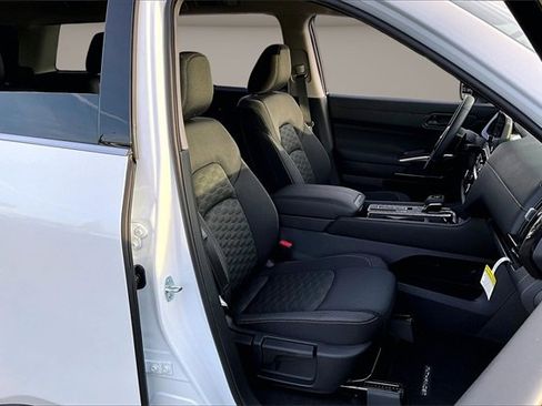 New 2025 Nissan Pathfinder SV image 9
