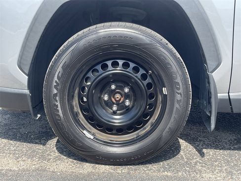 Used 2021 Toyota RAV4 LE image 9