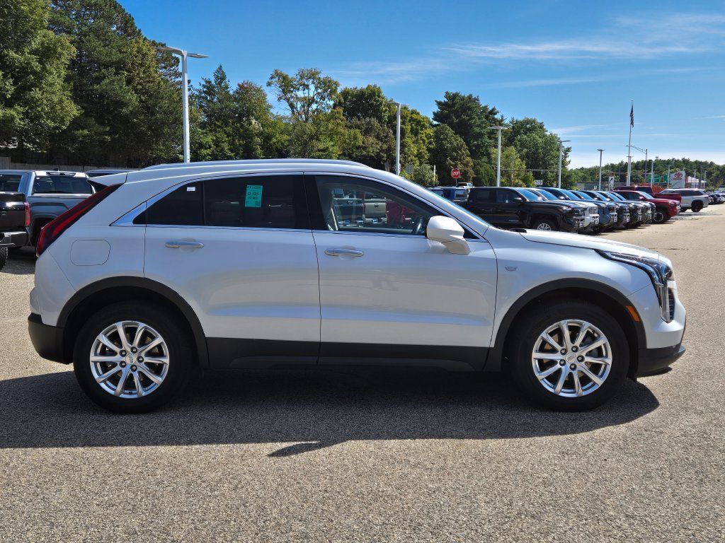 Used 2023 Cadillac XT4 Luxury w/ Cold Weather Package AWD/4WD image 7