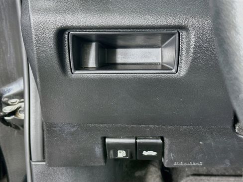Used 2025 Nissan Versa SV FWD image 17