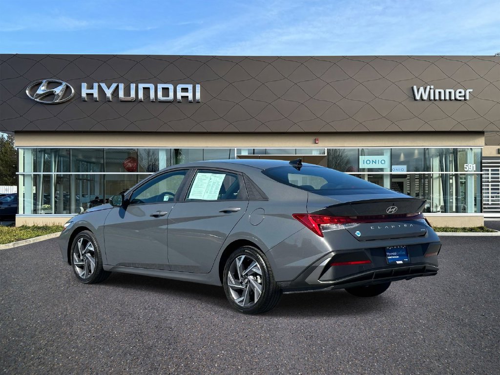 Used 2025 Hyundai Elantra SEL FWD image 2