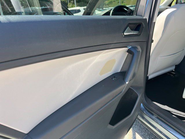 Used 2018 Volkswagen Tiguan SEL Premium FWD image 12