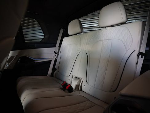 Used 2022 BMW X7 xDrive40i w/ M Sport Package AWD/4WD image 24