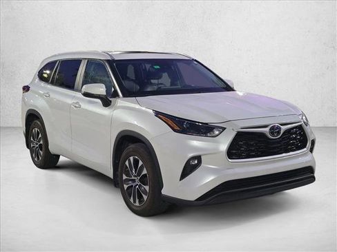 Used 2024 Toyota Highlander XLE FWD image 3