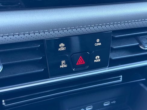 Used 2025 Volkswagen Atlas Peak Edition SE image 21