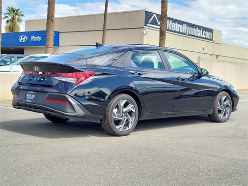 Used 2025 Hyundai Elantra Sport image 2