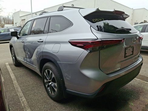 Used 2025 Toyota Highlander XLE image 3