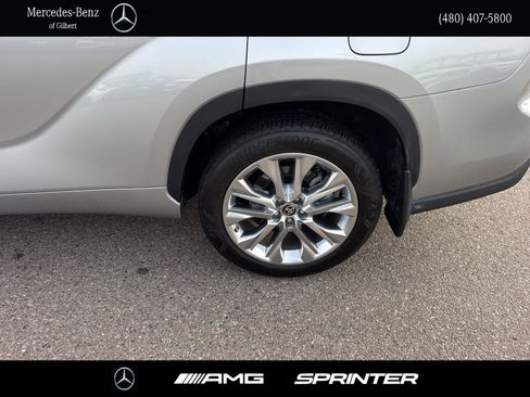 Used 2024 Toyota Highlander Limited image 8