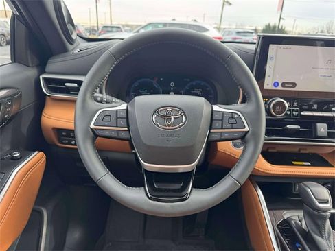Used 2025 Toyota Highlander Platinum image 13