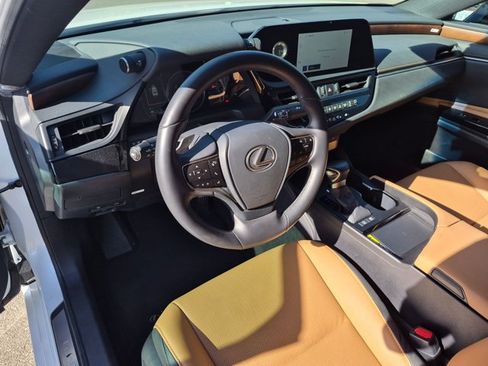 Used 2025 Lexus ES 300h w/ Premium Package FWD image 8