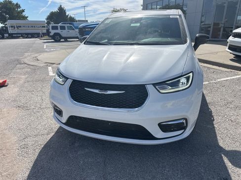 New 2026 Chrysler Pacifica Select image 10