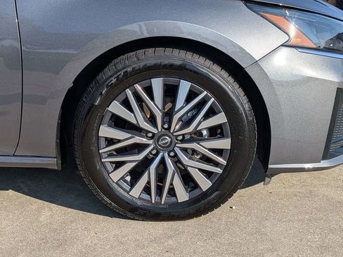 Used 2024 Nissan Altima 2.5 SV FWD image 11