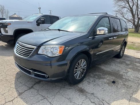 Used 2014 Chrysler Town & Country Touring-L w/ Driver Convenience Group FWD image 14