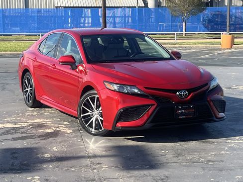 Used 2021 Toyota Camry SE image 3