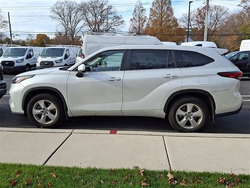 Used 2023 Toyota Highlander L image 3