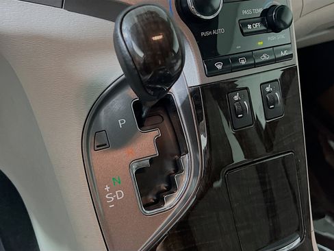 Used 2014 Toyota Venza XLE w/ XLE Premium Package FWD image 24