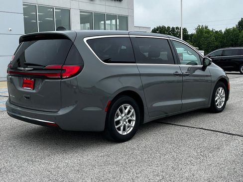 Used 2023 Chrysler Pacifica Touring-L FWD image 4