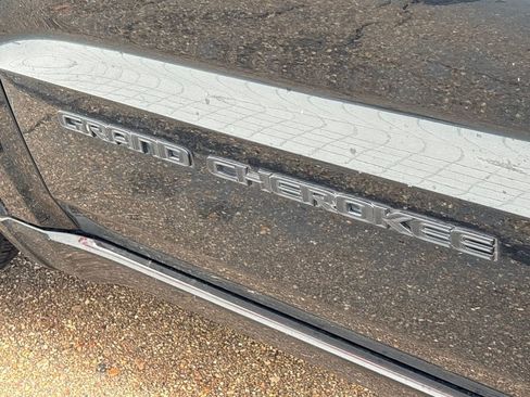 Used 2018 Jeep Grand Cherokee Altitude image 32