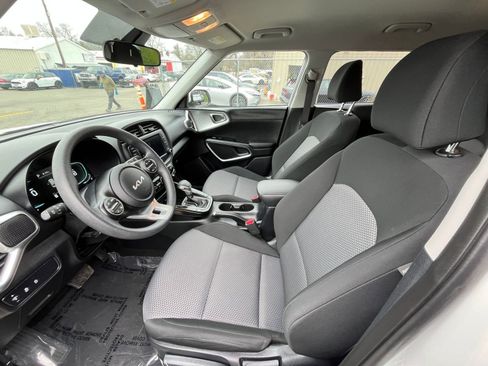 Used 2025 Kia Soul LX w/ LX Technology Package image 24