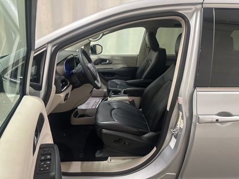 Used 2024 Chrysler Pacifica Touring-L image 7