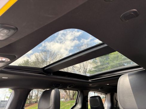 Used 2025 Chrysler Pacifica Limited image 32