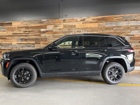 New 2026 Jeep Grand Cherokee Altitude AWD/4WD image 17