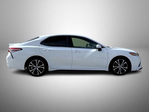 Used 2018 Toyota Camry SE image 4