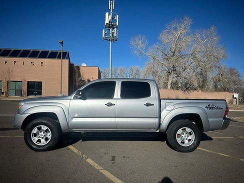 Used 2015 Toyota Tacoma 4x4 Double Cab w/ TRD Off-Road Package image 2