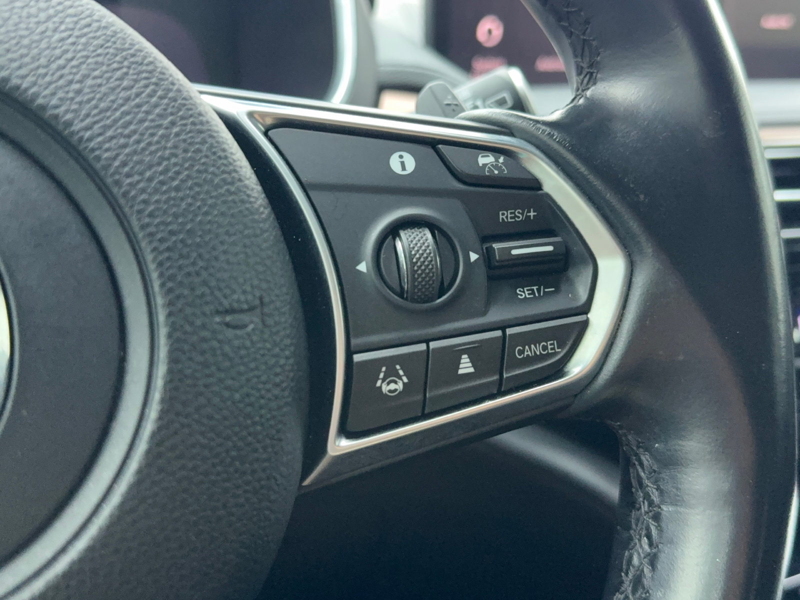 Used 2022 Acura MDX FWD image 32