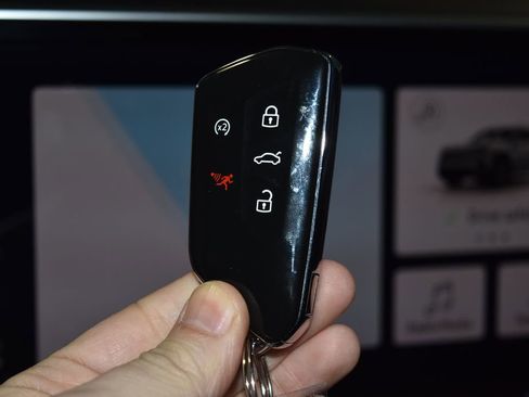 Certified 2025 Volkswagen Atlas SE image 14